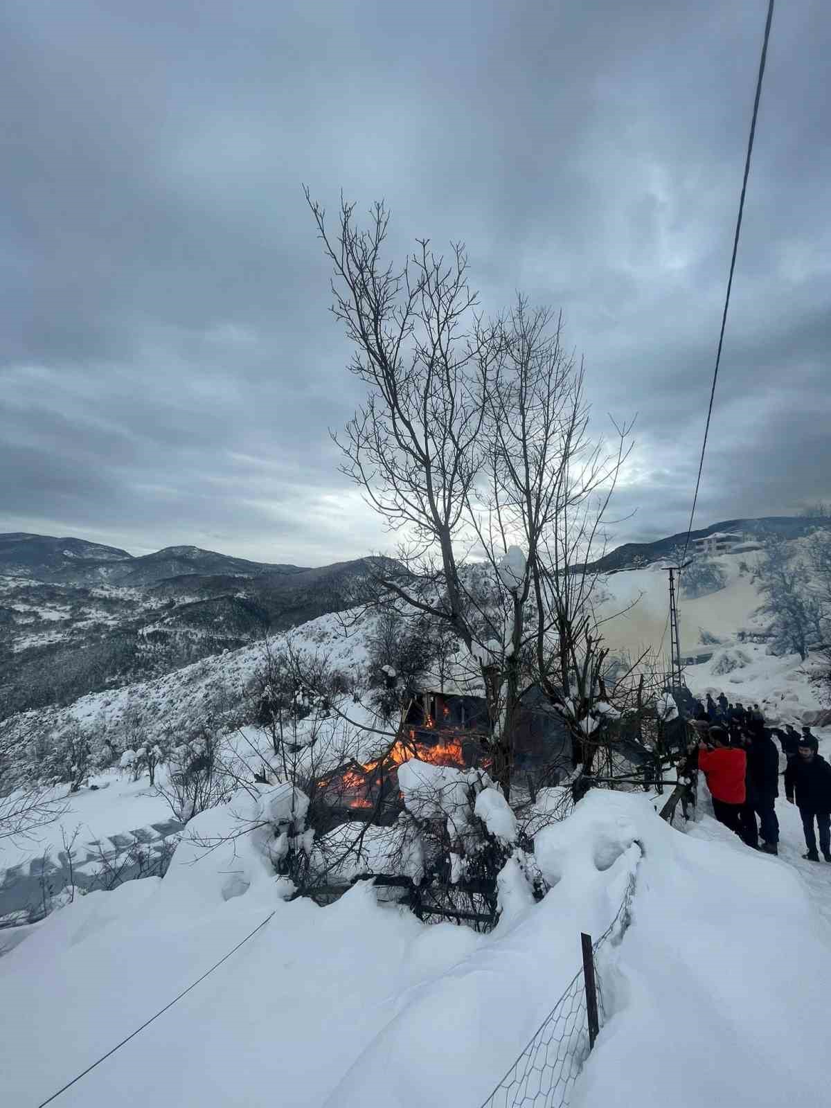Alevlere teslim olan ahşap ev tamamen yandı
