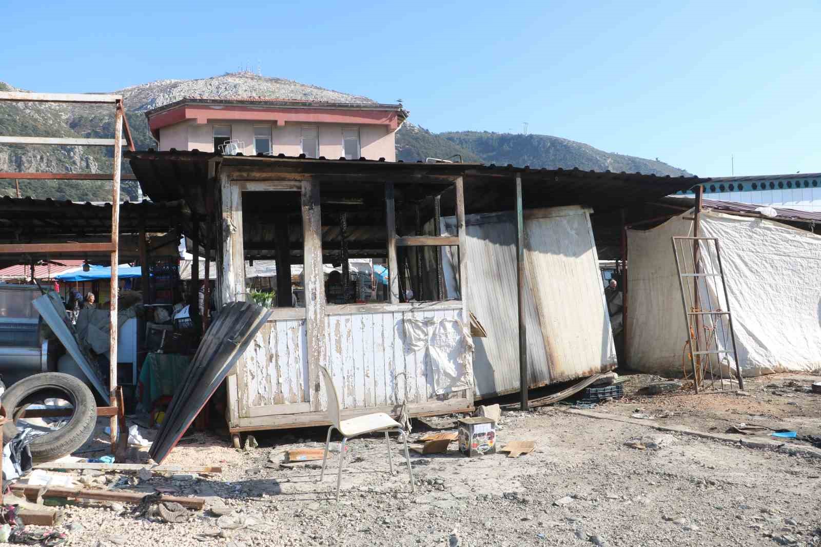 Alevlere teslim olan baraka iş yeri kullanılmaz hale geldi
