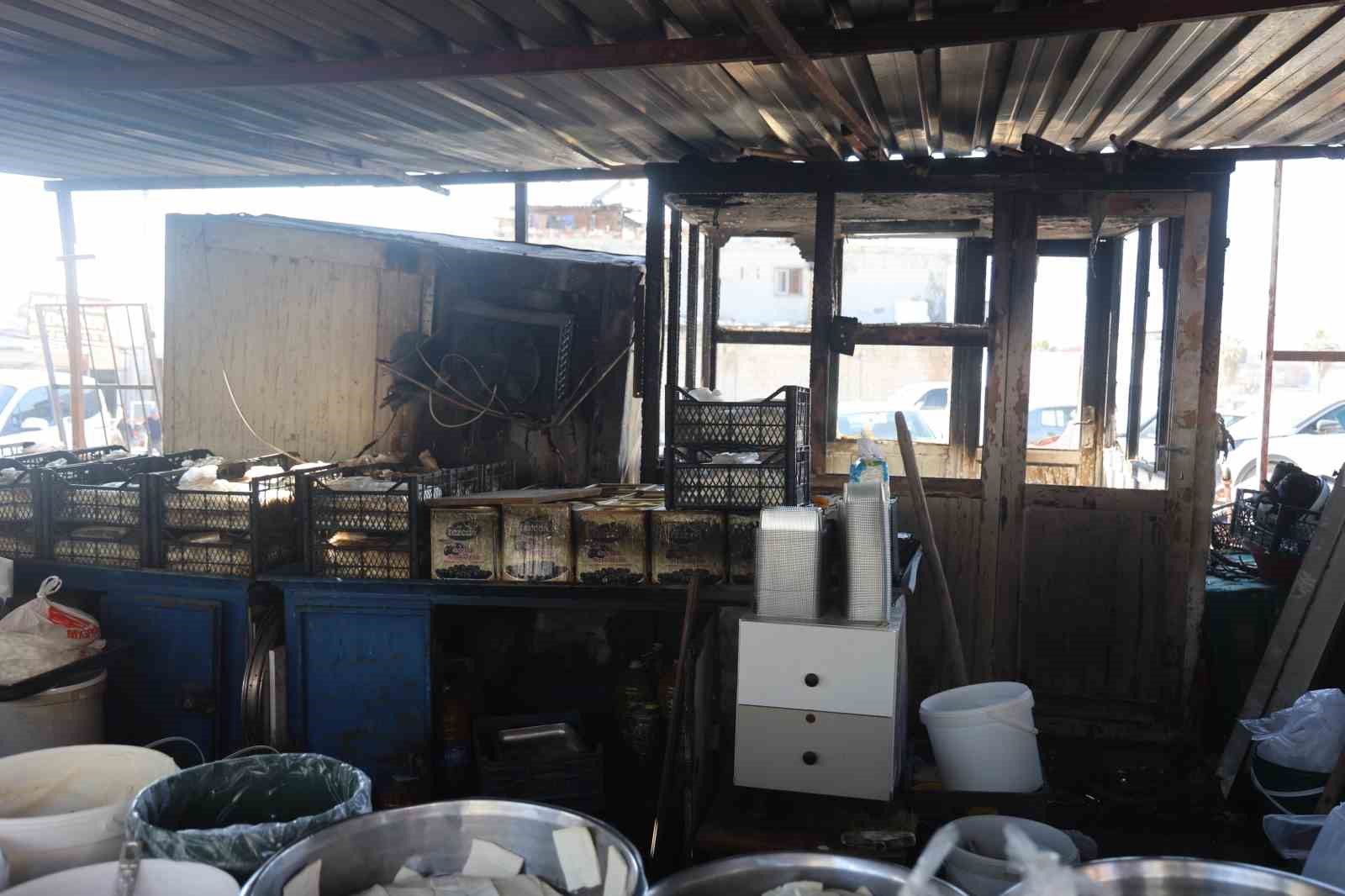 Alevlere teslim olan baraka iş yeri kullanılmaz hale geldi
