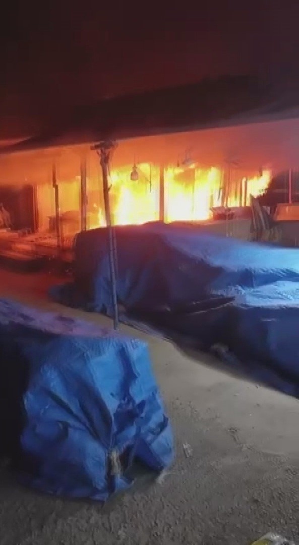 Alevlere teslim olan baraka iş yeri kullanılmaz hale geldi
