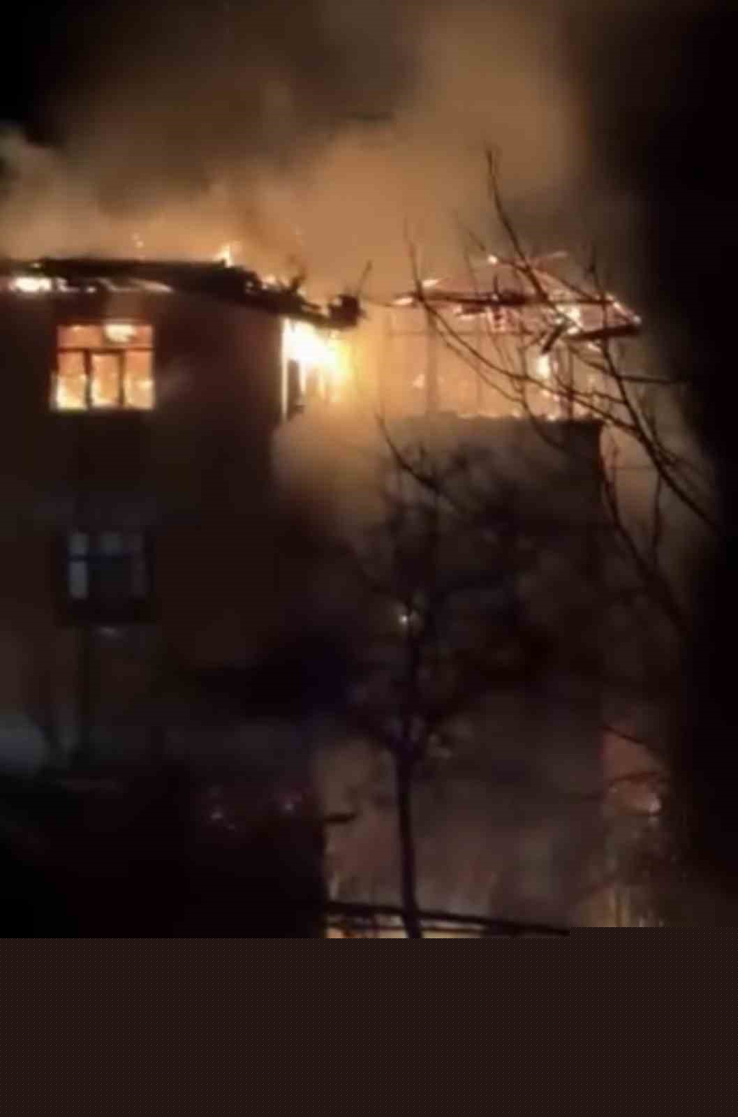 Alevlere teslim olan ev küle döndü
