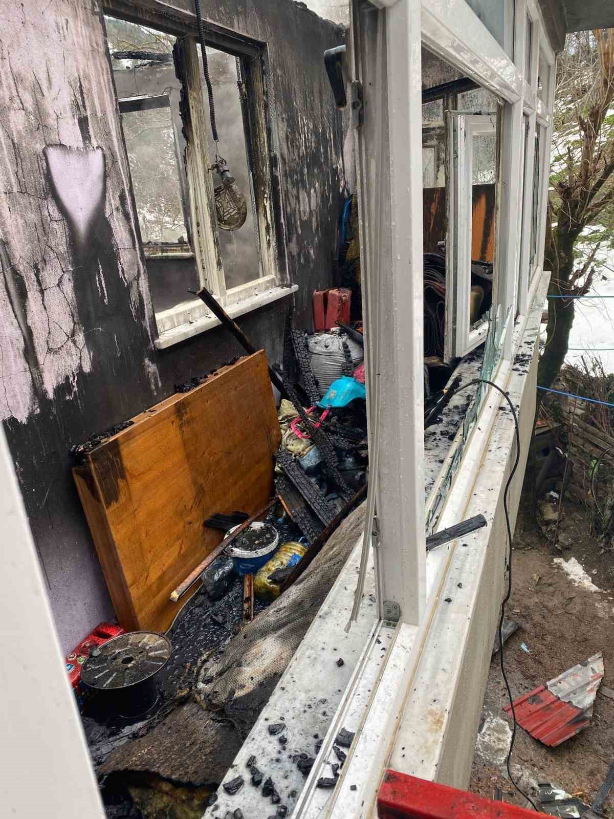 Alevlere teslim olan ev kullanılmaz hale geldi
