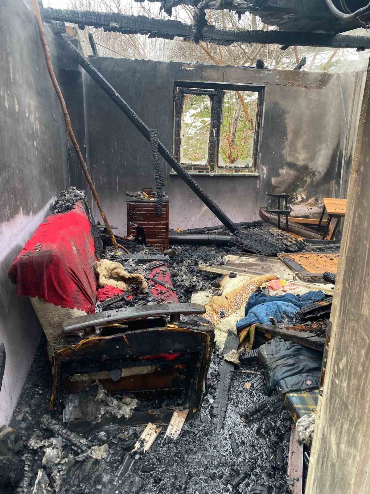 Alevlere teslim olan ev kullanılmaz hale geldi
