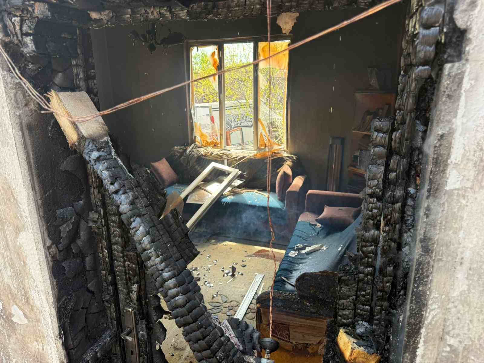 Alevlere teslim olan ev kullanılmaz hale geldi
