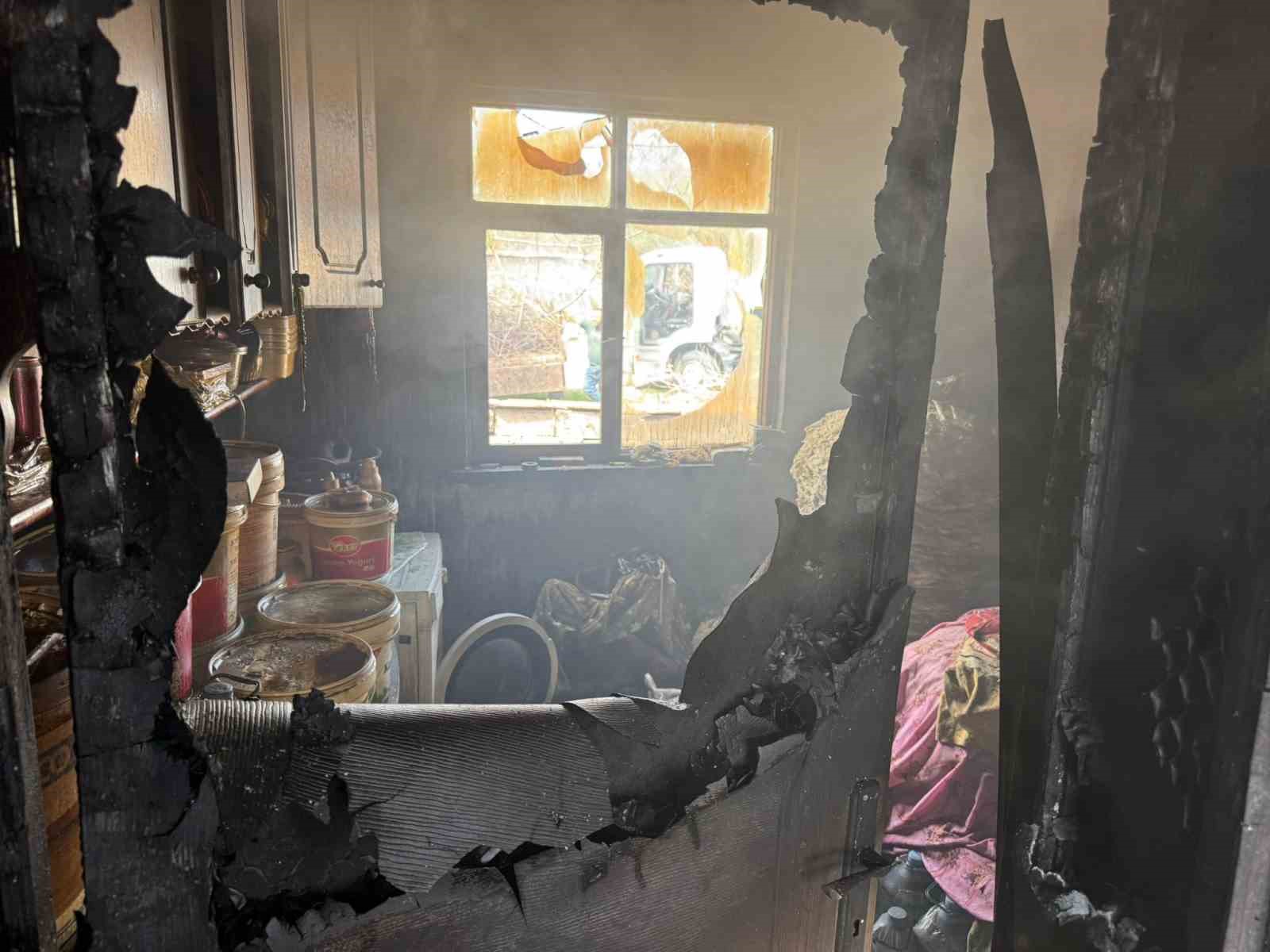 Alevlere teslim olan ev kullanılmaz hale geldi
