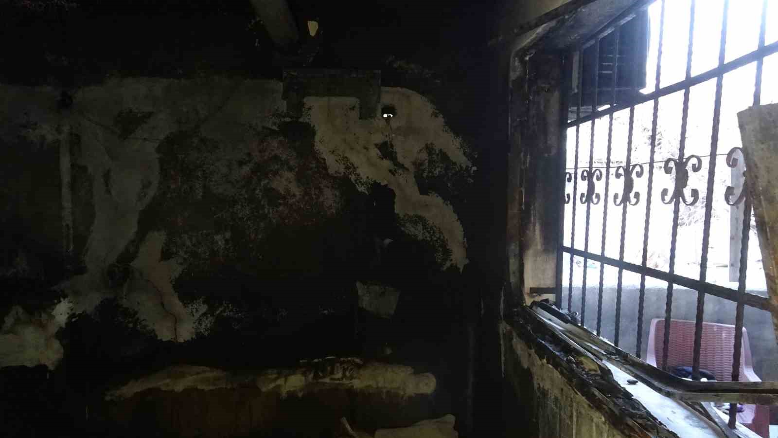 Alevlere teslim olan evde ailenin 50 yıllık hatıraları küle döndü
