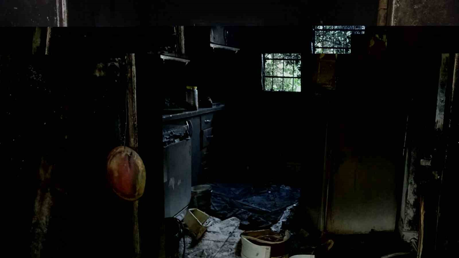 Alevlere teslim olan evde ailenin 50 yıllık hatıraları küle döndü
