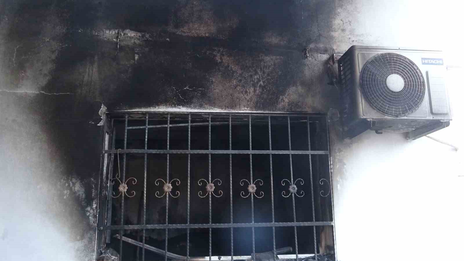 Alevlere teslim olan evde ailenin 50 yıllık hatıraları küle döndü
