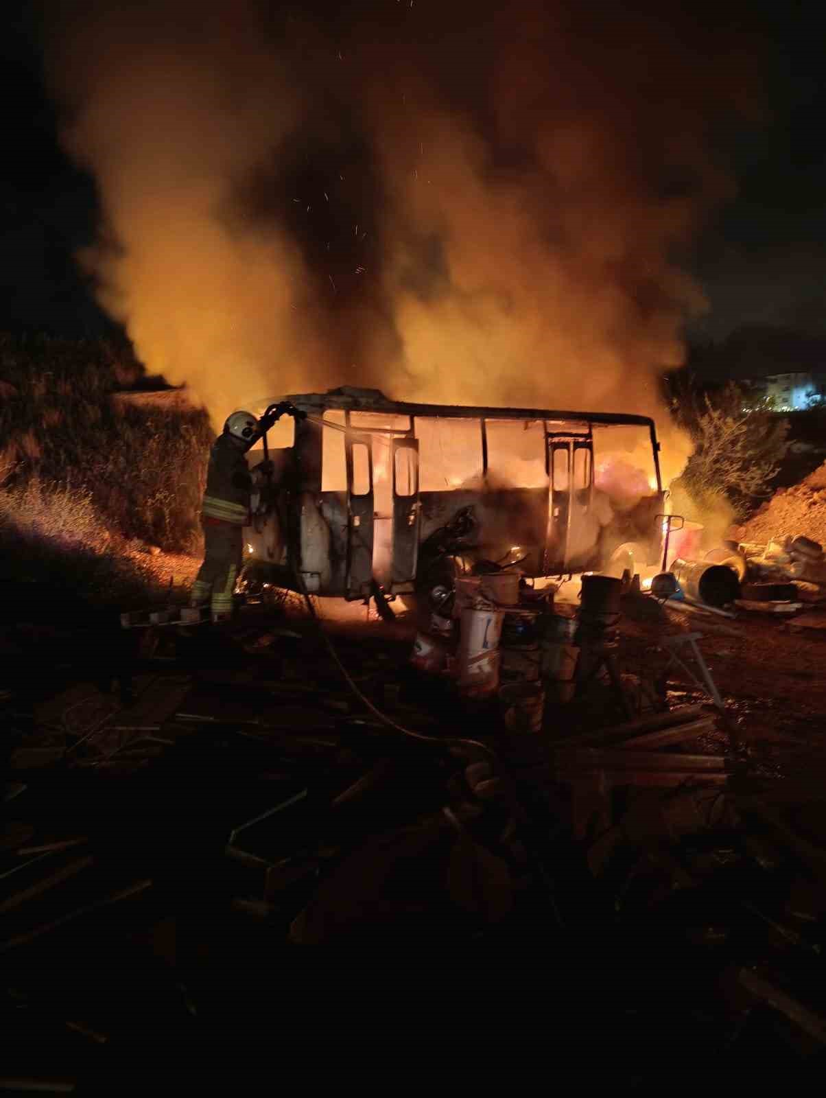 Alevlere teslim olan konteyner ve minibüs kullanılmaz hale geldi
