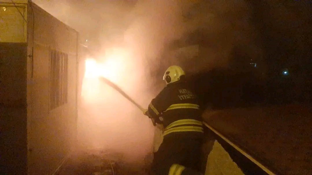 Alevlere teslim olan konteyner yanarak kullanılamaz hale geldi
