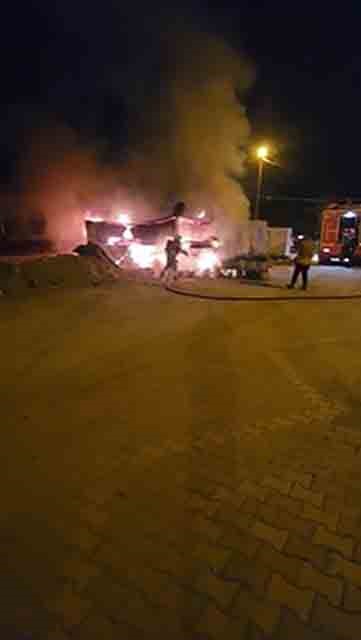 Alevlere teslim olan konteyner yanarak kullanılamaz hale geldi
