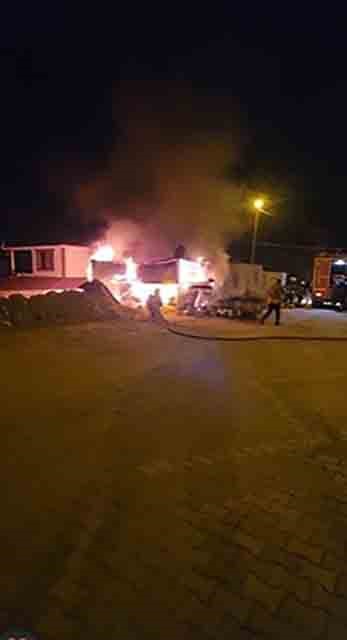 Alevlere teslim olan konteyner yanarak kullanılamaz hale geldi
