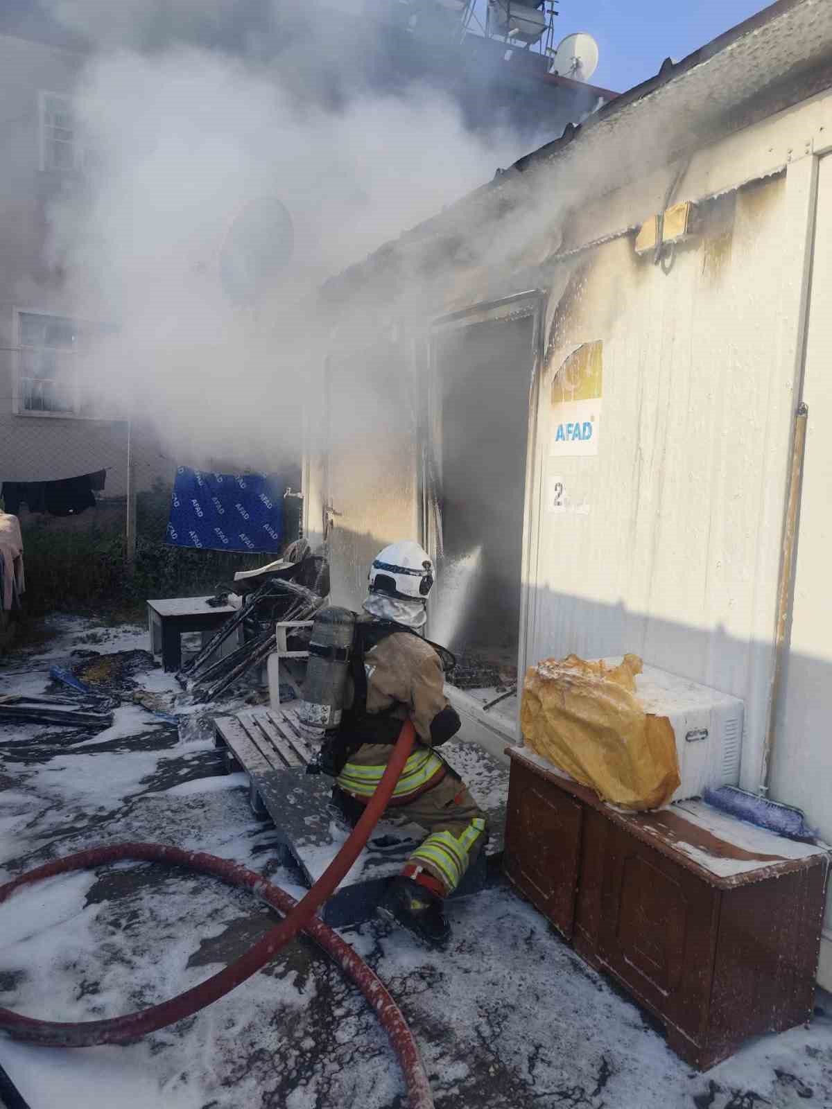 Alevlere teslim olan konteyner yanarak kullanılamaz hale geldi
