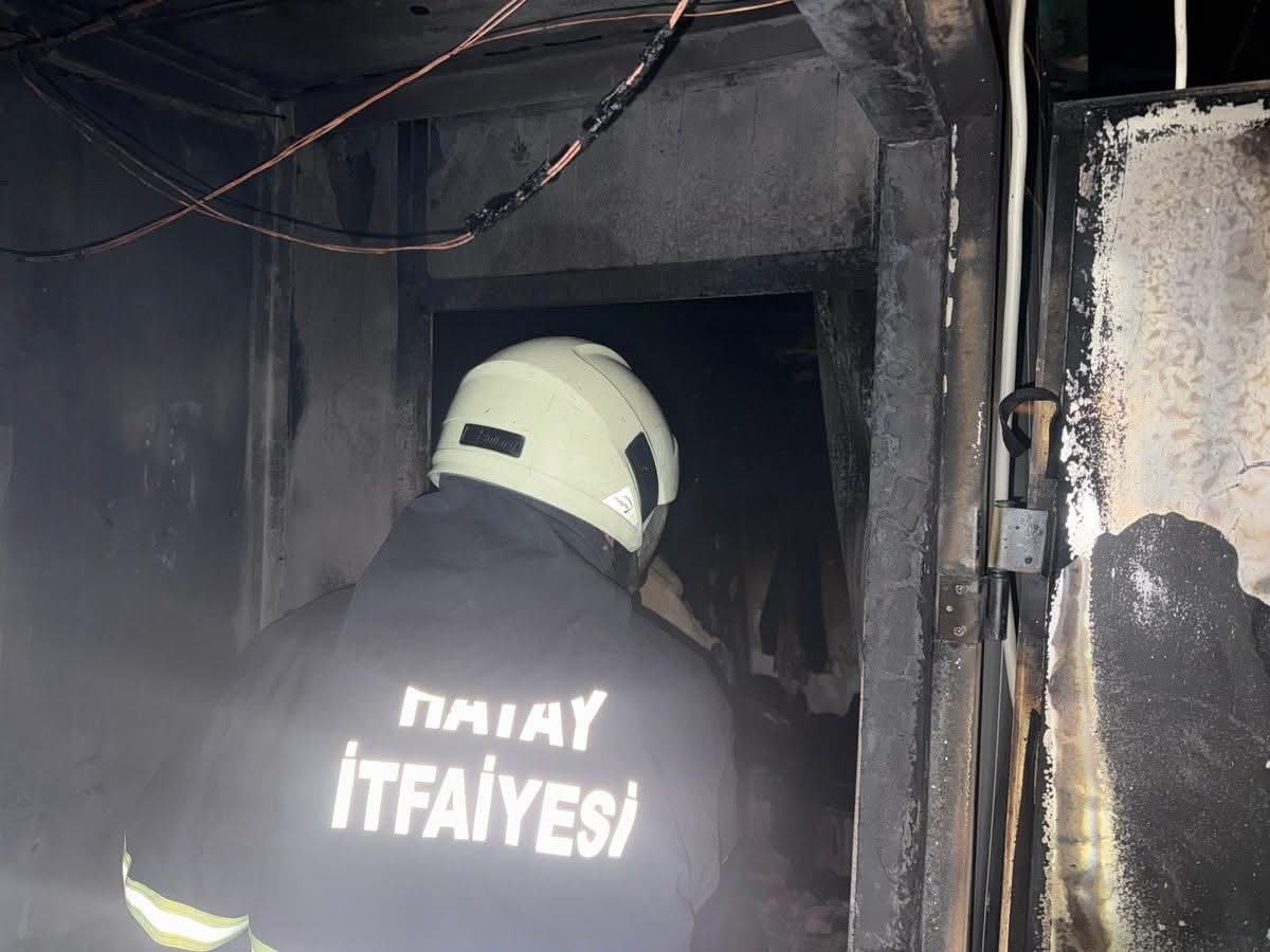 Alevlere teslim olan konteyner yanarak kullanılamaz hale geldi
