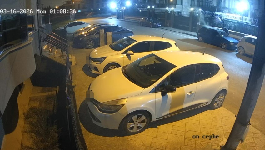 Alevlere teslim olan otomobil dakikalarca böyle yandı
