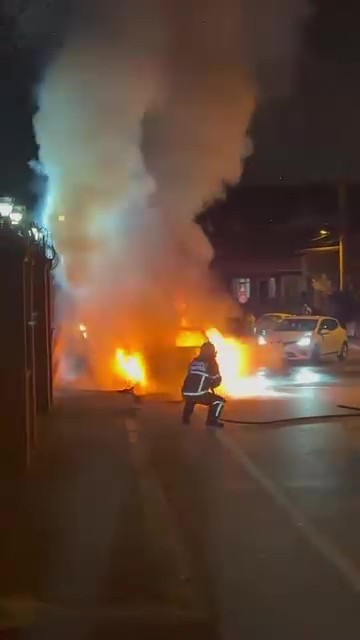 Alevlere teslim olan otomobil dakikalarca böyle yandı
