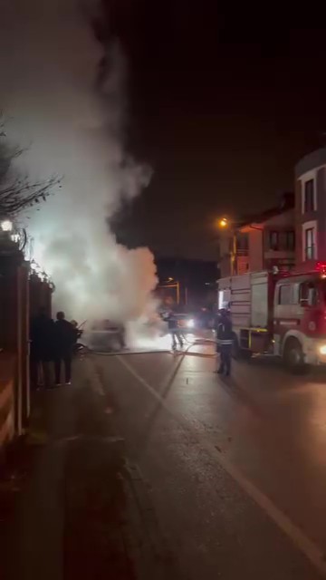 Alevlere teslim olan otomobil dakikalarca böyle yandı
