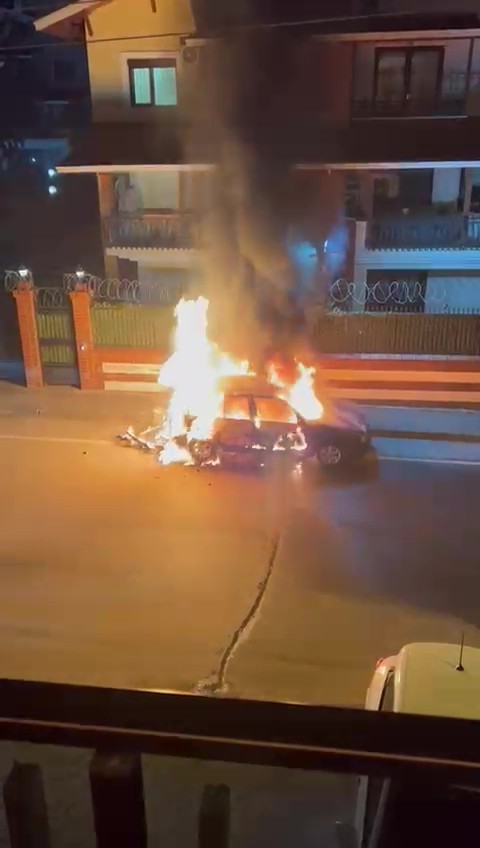 Alevlere teslim olan otomobil dakikalarca böyle yandı
