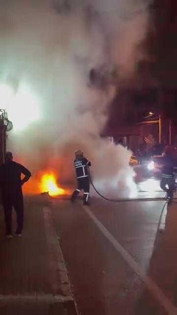 Alevlere teslim olan otomobil dakikalarca böyle yandı
