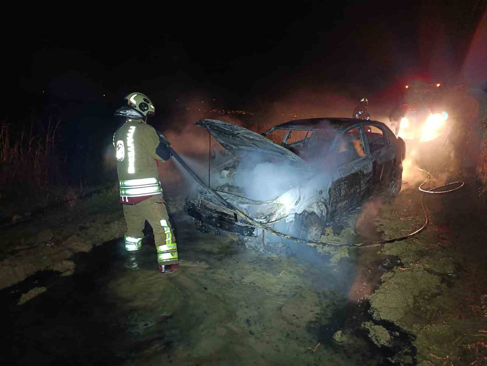 Alevlere teslim olan otomobil kullanılmaz hale geldi
