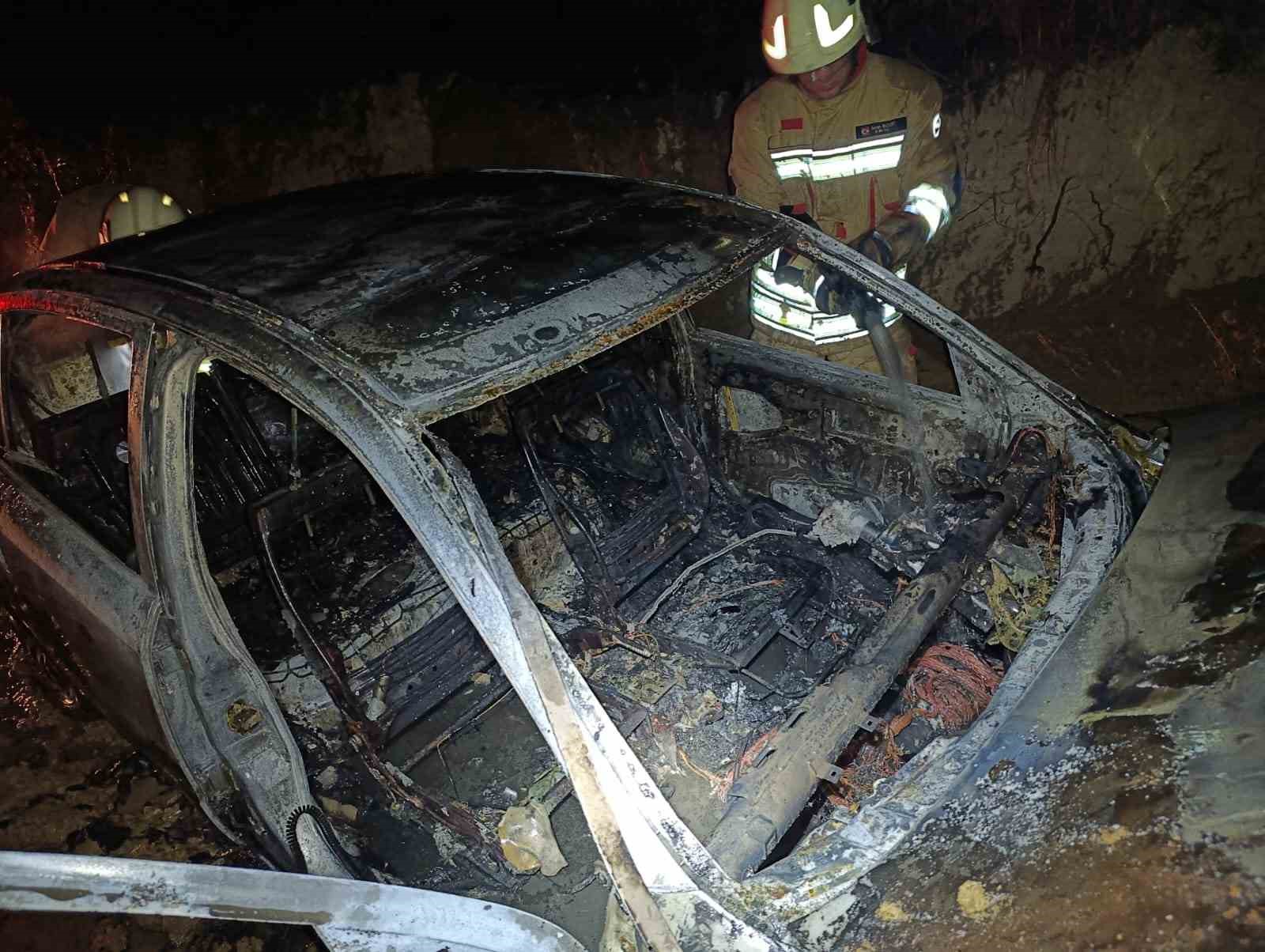 Alevlere teslim olan otomobil kullanılmaz hale geldi
