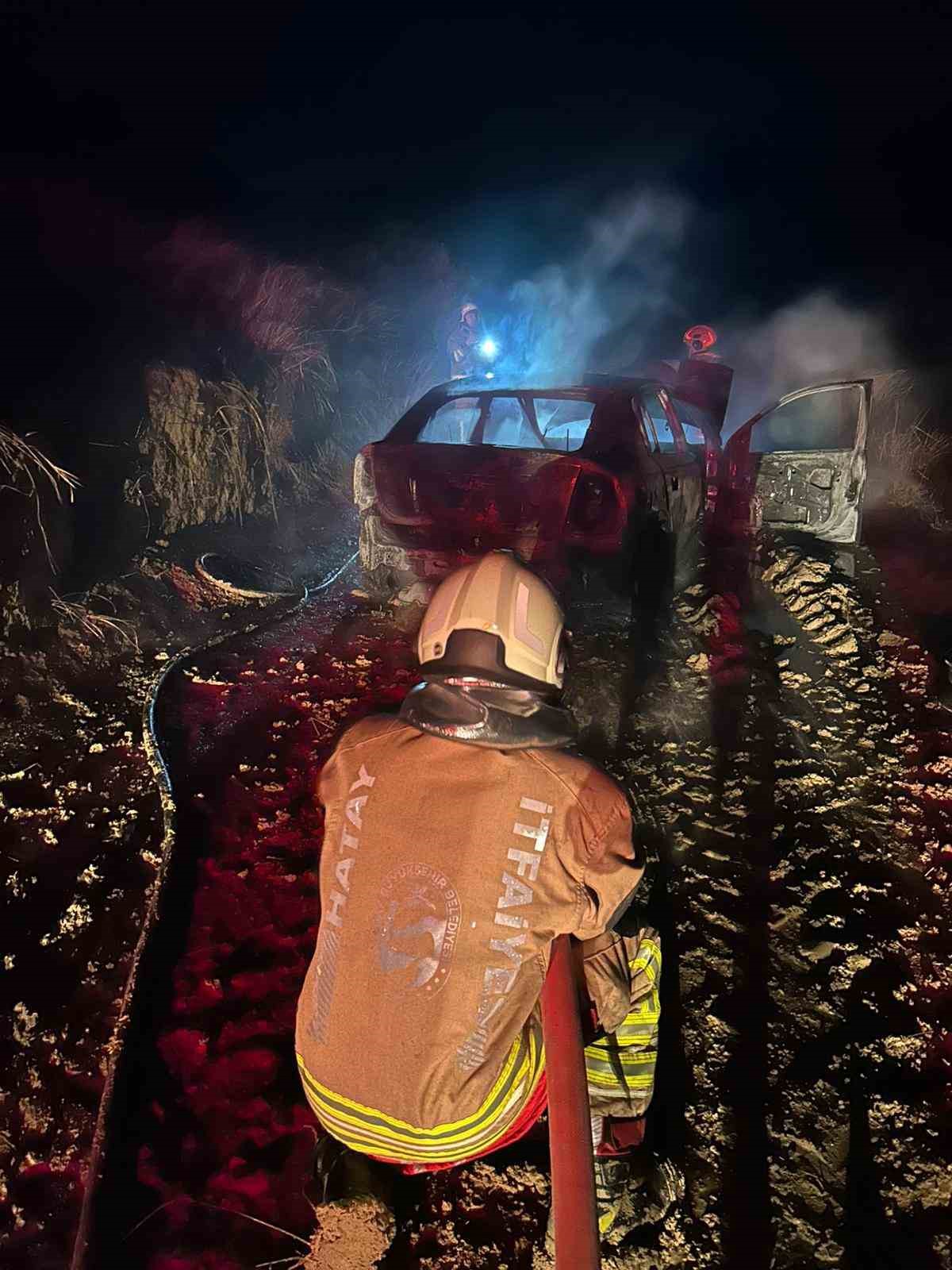 Alevlere teslim olan otomobil kullanılmaz hale geldi
