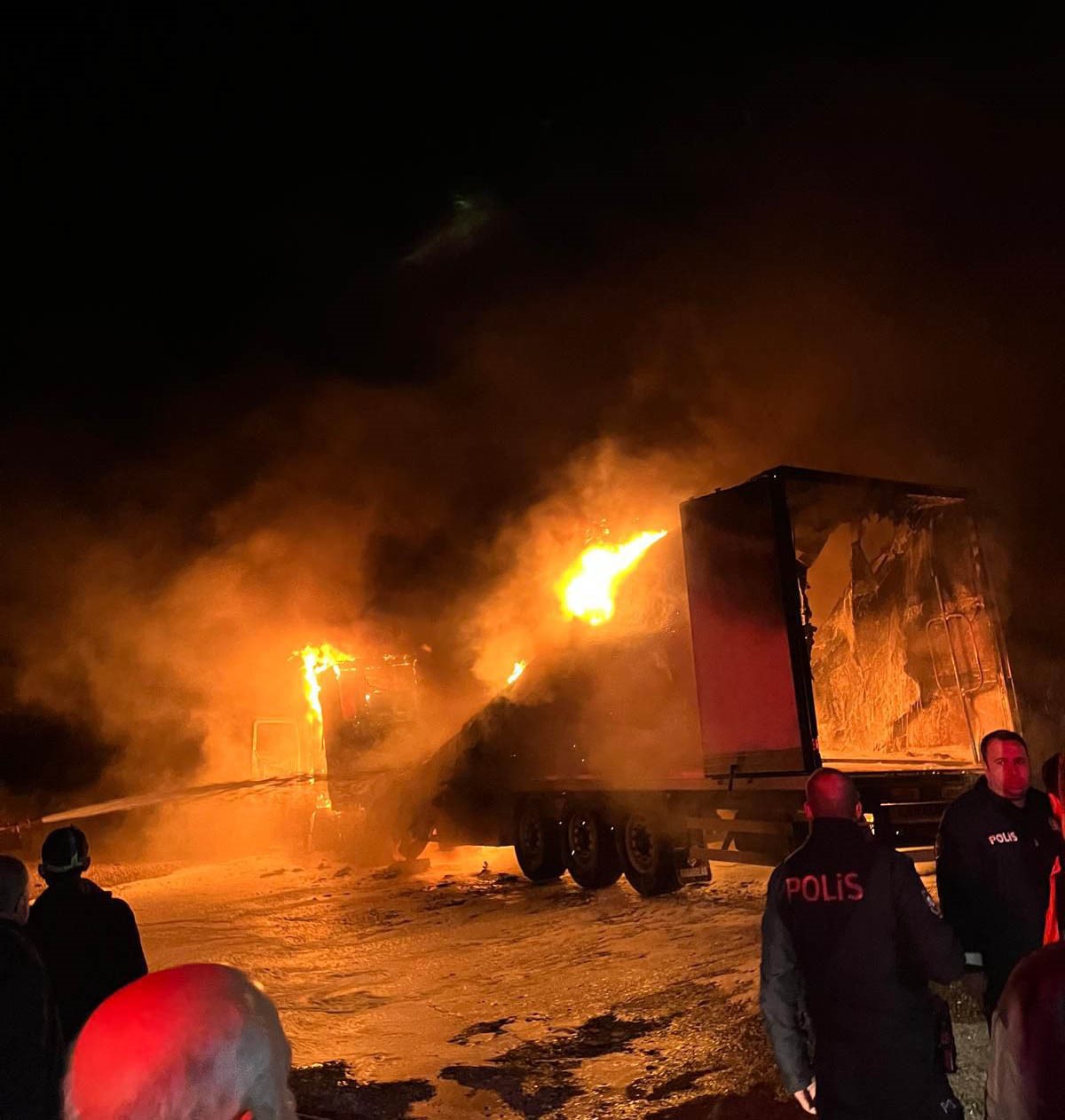 Alevlere teslim olan tır yanarak kullanılamaz hale geldi
