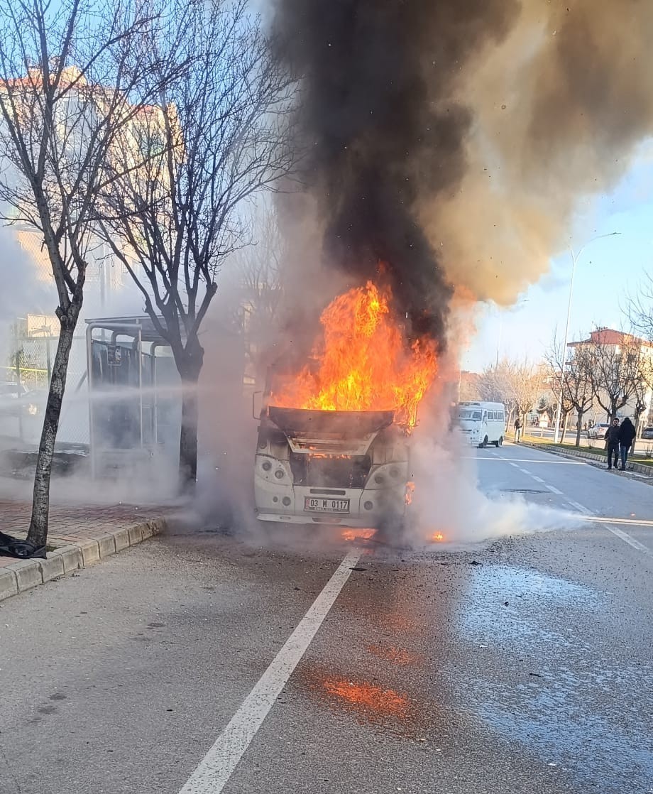 Alevlerin bir anda sardığı minibüsteki yangın paniğe neden oldu
