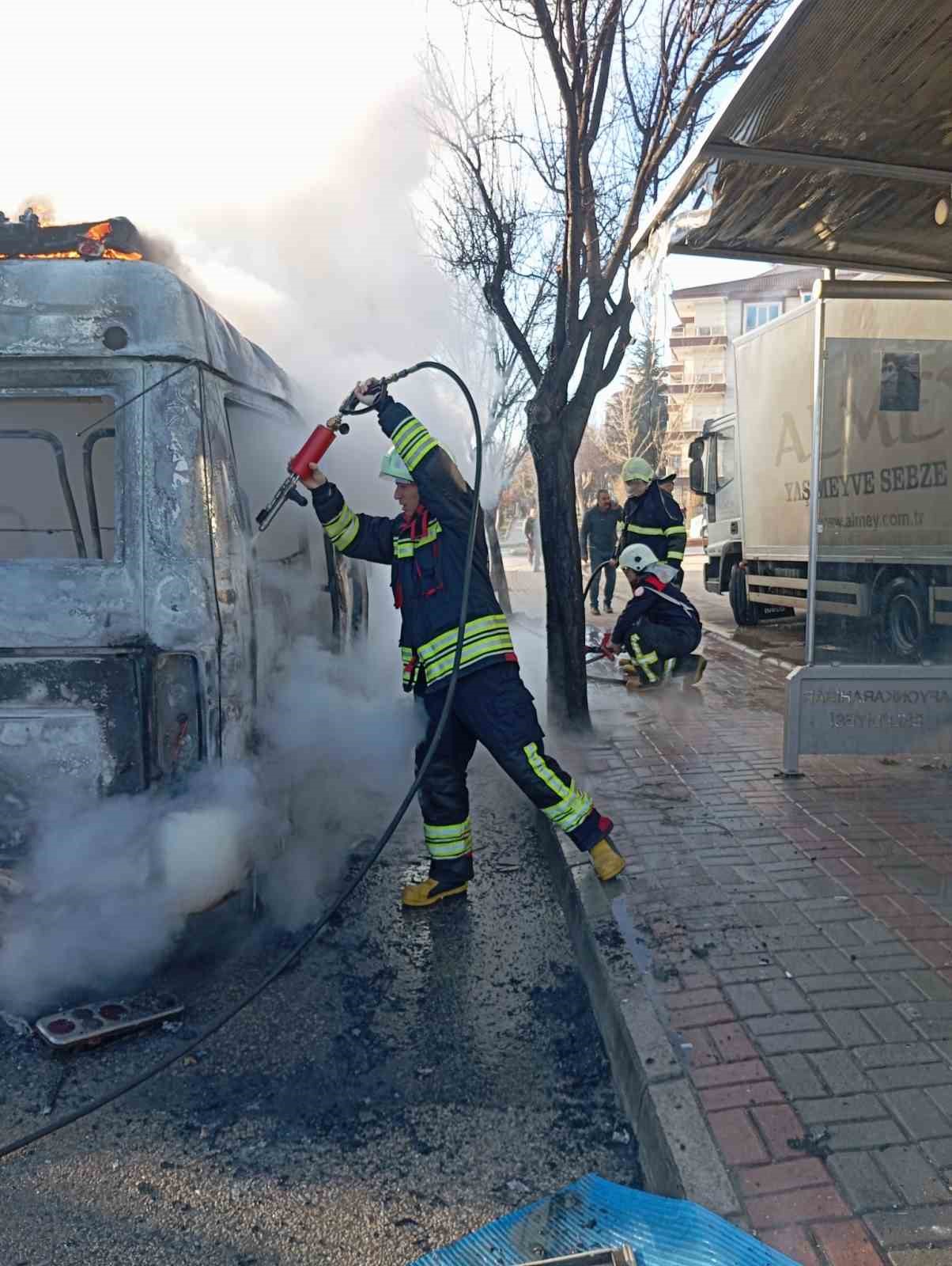 Alevlerin bir anda sardığı minibüsteki yangın paniğe neden oldu
