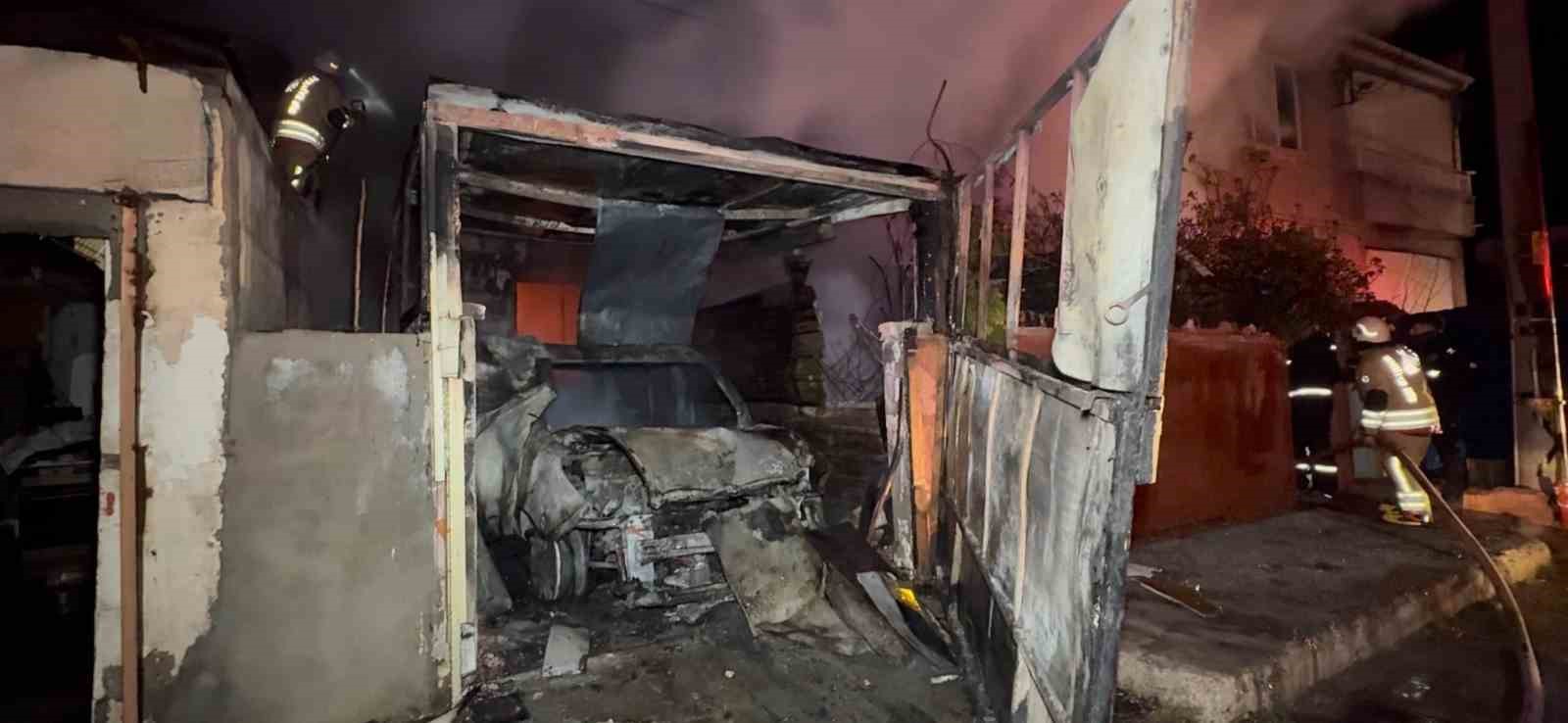 Alevlerin geceyi aydınlattığı yangında ev ve otomobil küle döndü
