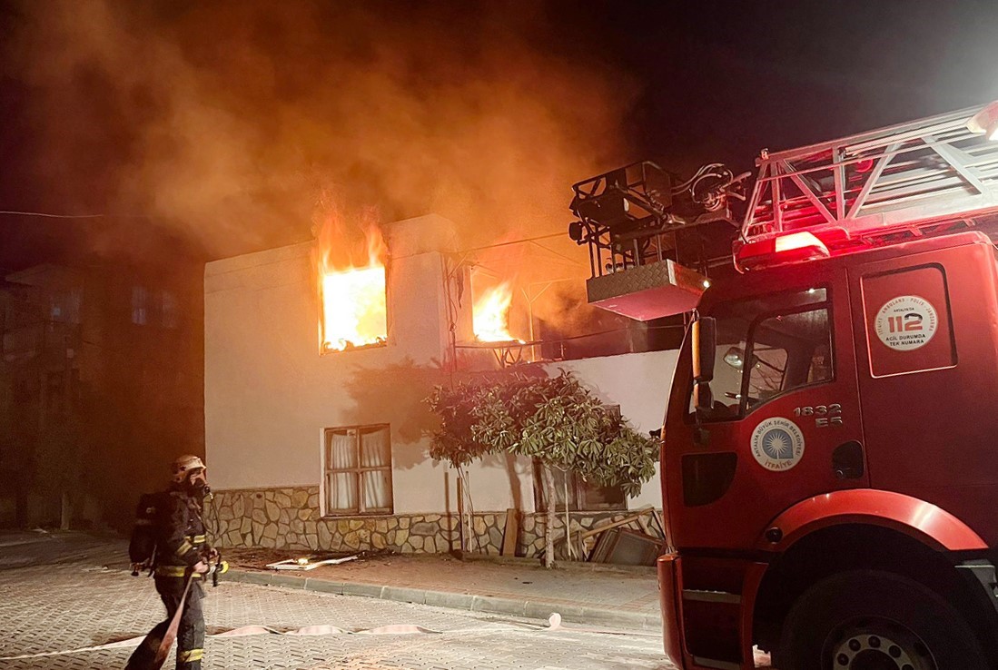 Alevlerin küle çevirdiği evde Kur’an-ı Kerim zarar görmedi

