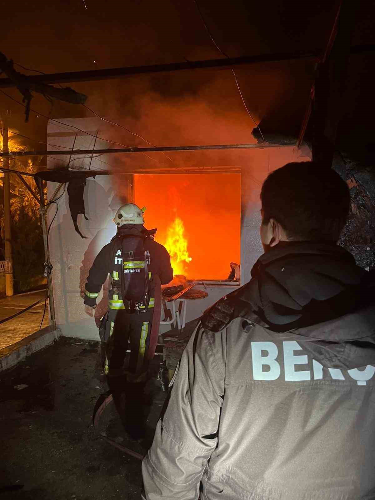 Alevlerin küle çevirdiği evde Kur’an-ı Kerim zarar görmedi
