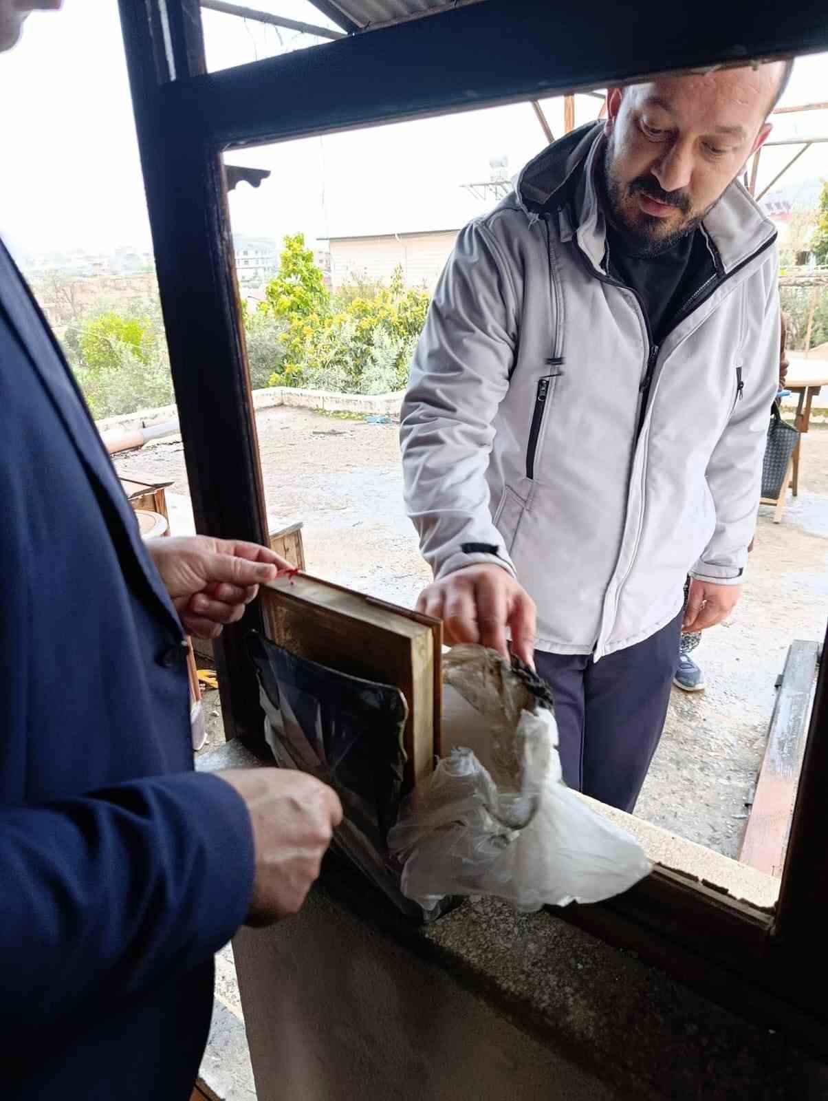 Alevlerin küle çevirdiği evde Kur’an-ı Kerim zarar görmedi
