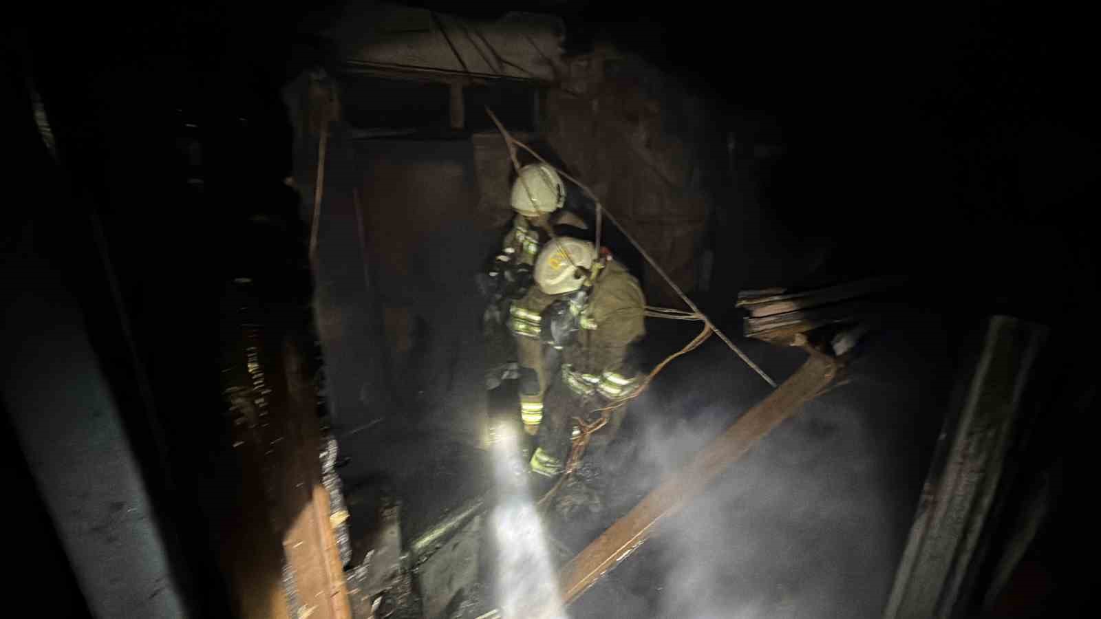 Alevlerin küle çevirdiği fabrika içerden görüntülendi
