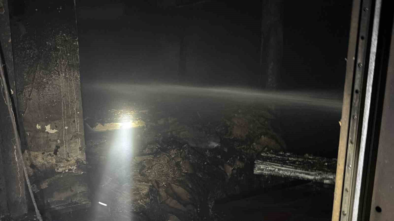 Alevlerin küle çevirdiği fabrika içerden görüntülendi
