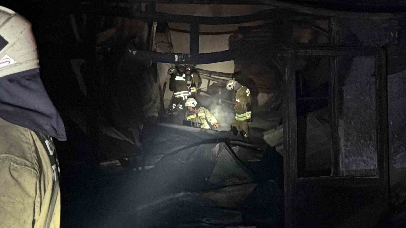 Alevlerin küle çevirdiği fabrika içerden görüntülendi
