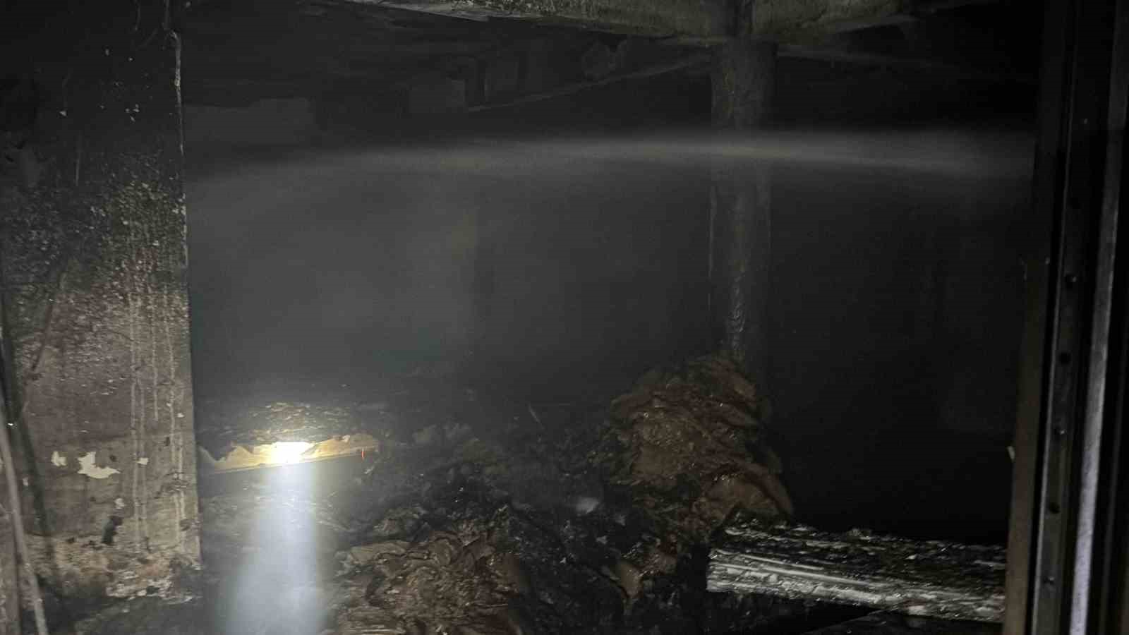 Alevlerin küle çevirdiği fabrika içerden görüntülendi
