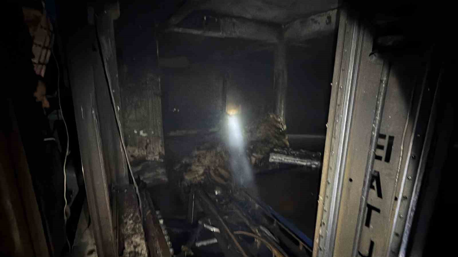 Alevlerin küle çevirdiği fabrika içerden görüntülendi
