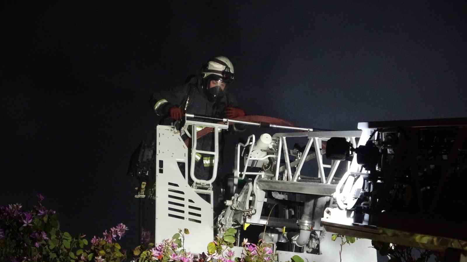 Alevlerin sardığı işyerindeki araçları kurtarmak için seferber oldular
