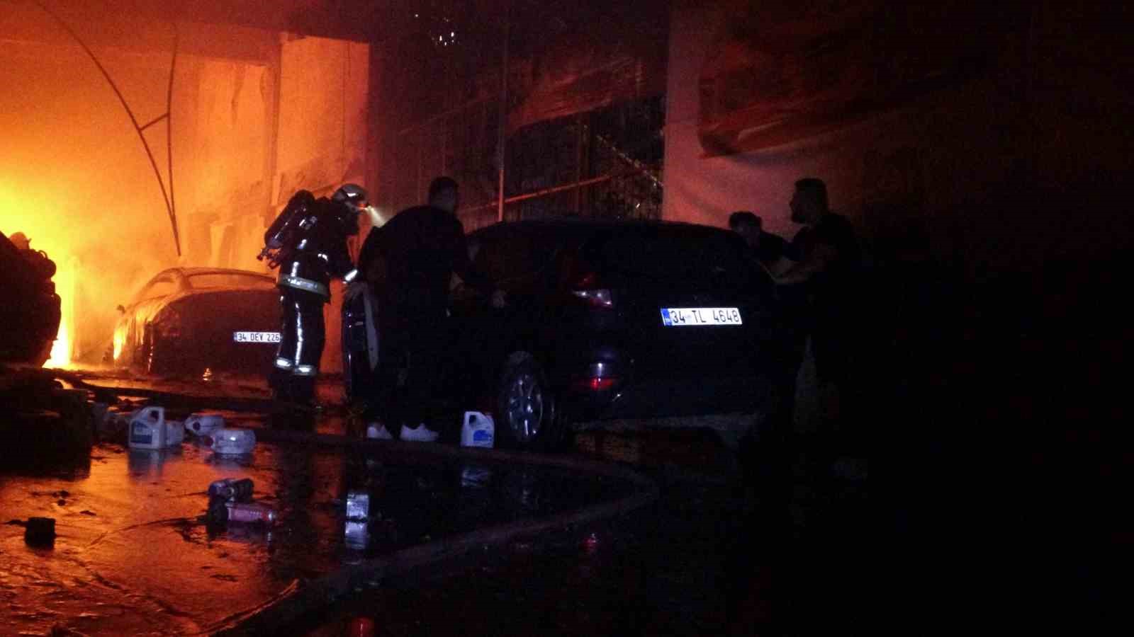 Alevlerin sardığı işyerindeki araçları kurtarmak için seferber oldular
