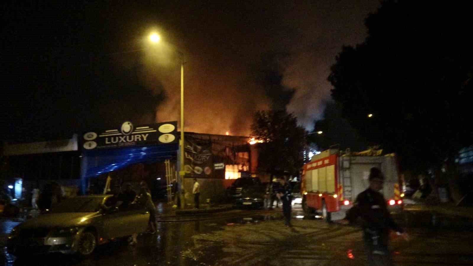 Alevlerin sardığı işyerindeki araçları kurtarmak için seferber oldular
