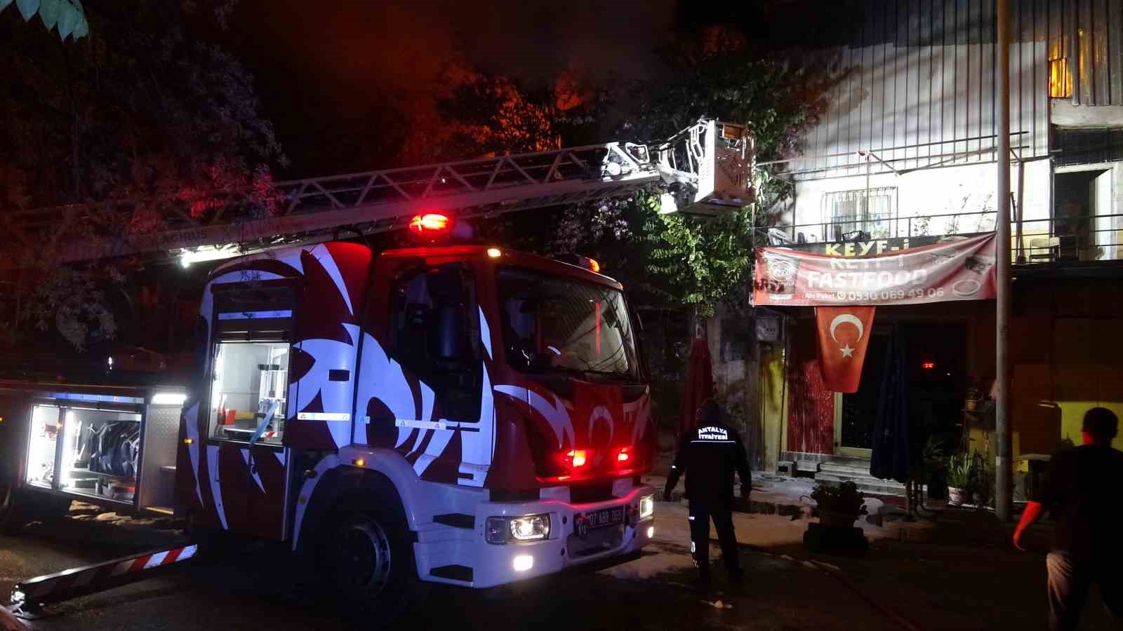 Alevlerin sardığı işyerindeki araçları kurtarmak için seferber oldular
