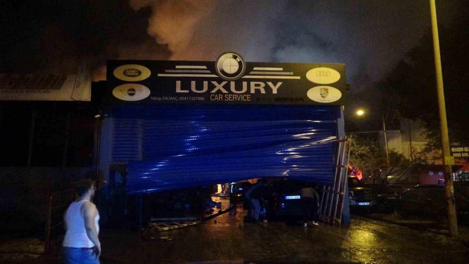 Alevlerin sardığı işyerindeki araçları kurtarmak için seferber oldular
