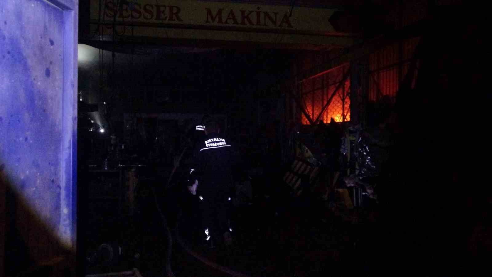 Alevlerin sardığı işyerindeki araçları kurtarmak için seferber oldular
