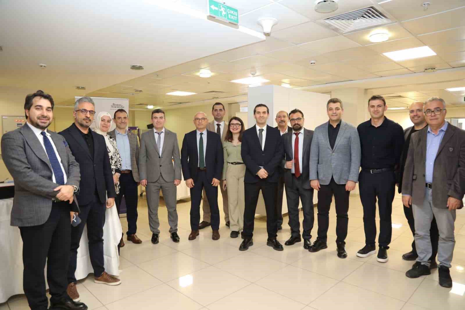 Algoloji uzmanları İzmir’de buluştu; ağrı pili uygulamasını akıllı gözlükle anlık olarak izledi
