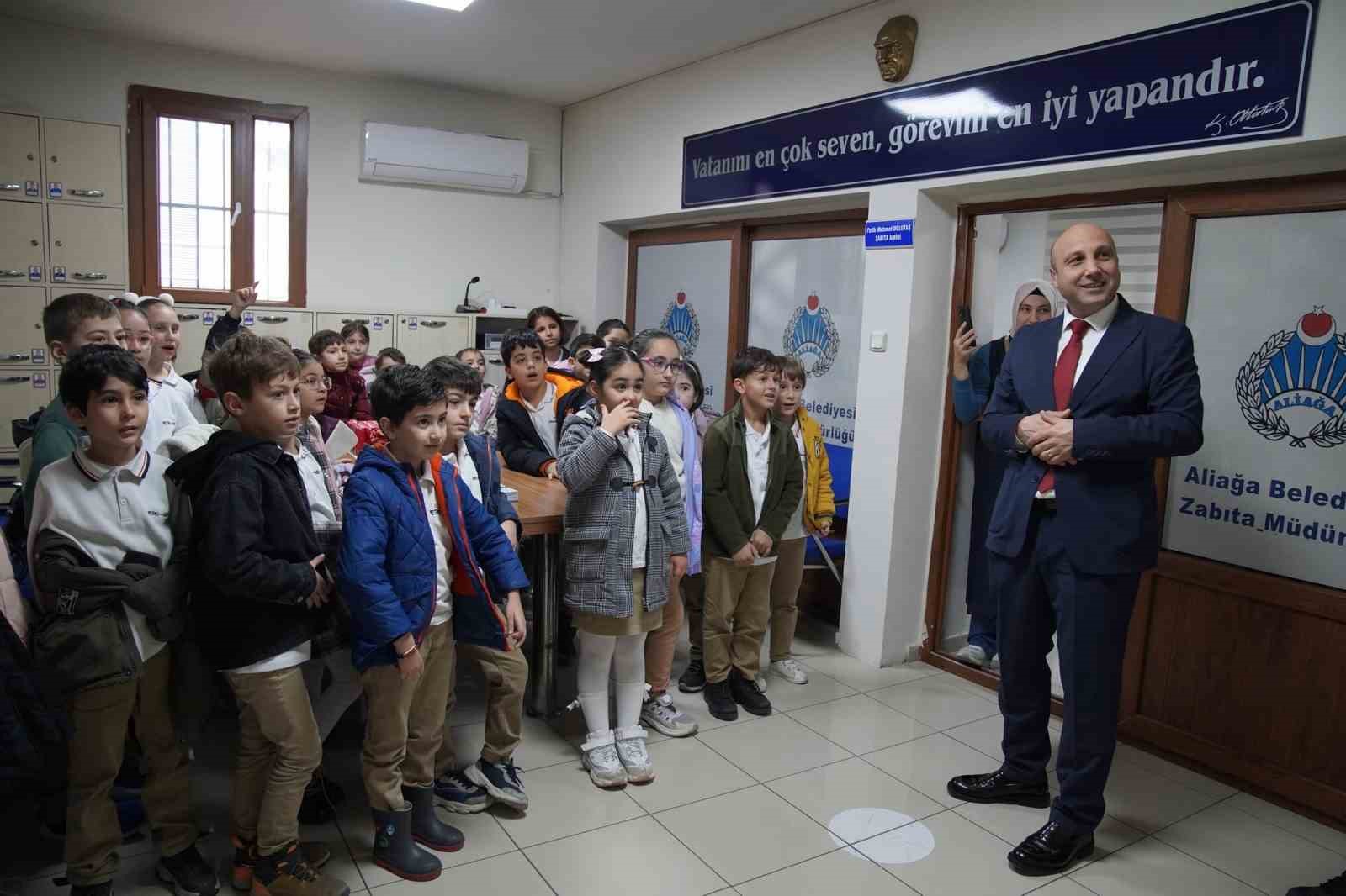 Aliağa Belediyesi Zabıta Müdürlüğü minik misafirlerini ağırladı
Aliağa Belediyesi Zabıta Müdürlüğü minik misafirlerini ağırladı