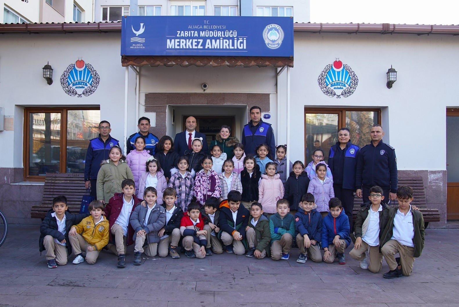 Aliağa Belediyesi Zabıta Müdürlüğü minik misafirlerini ağırladı
Aliağa Belediyesi Zabıta Müdürlüğü minik misafirlerini ağırladı