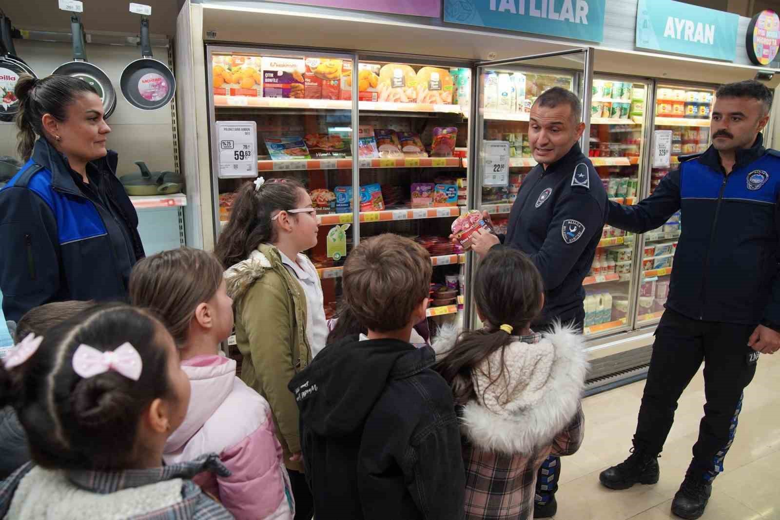 Aliağa Belediyesi Zabıta Müdürlüğü minik misafirlerini ağırladı
Aliağa Belediyesi Zabıta Müdürlüğü minik misafirlerini ağırladı