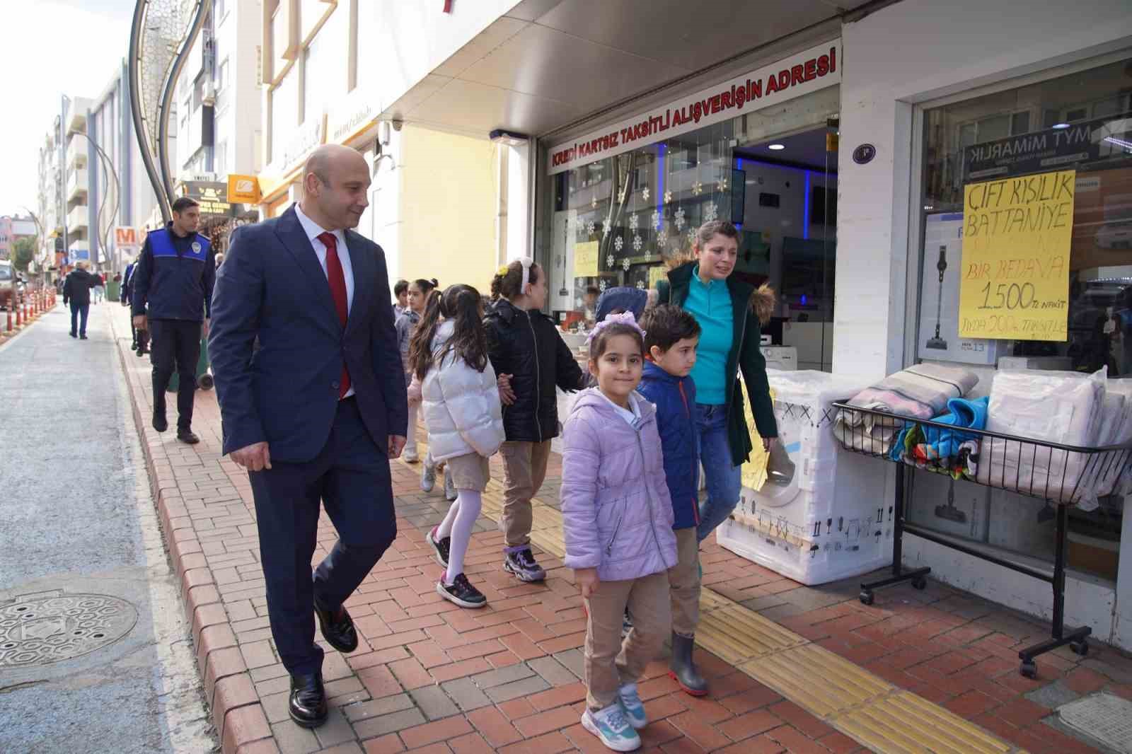 Aliağa Belediyesi Zabıta Müdürlüğü minik misafirlerini ağırladı
Aliağa Belediyesi Zabıta Müdürlüğü minik misafirlerini ağırladı