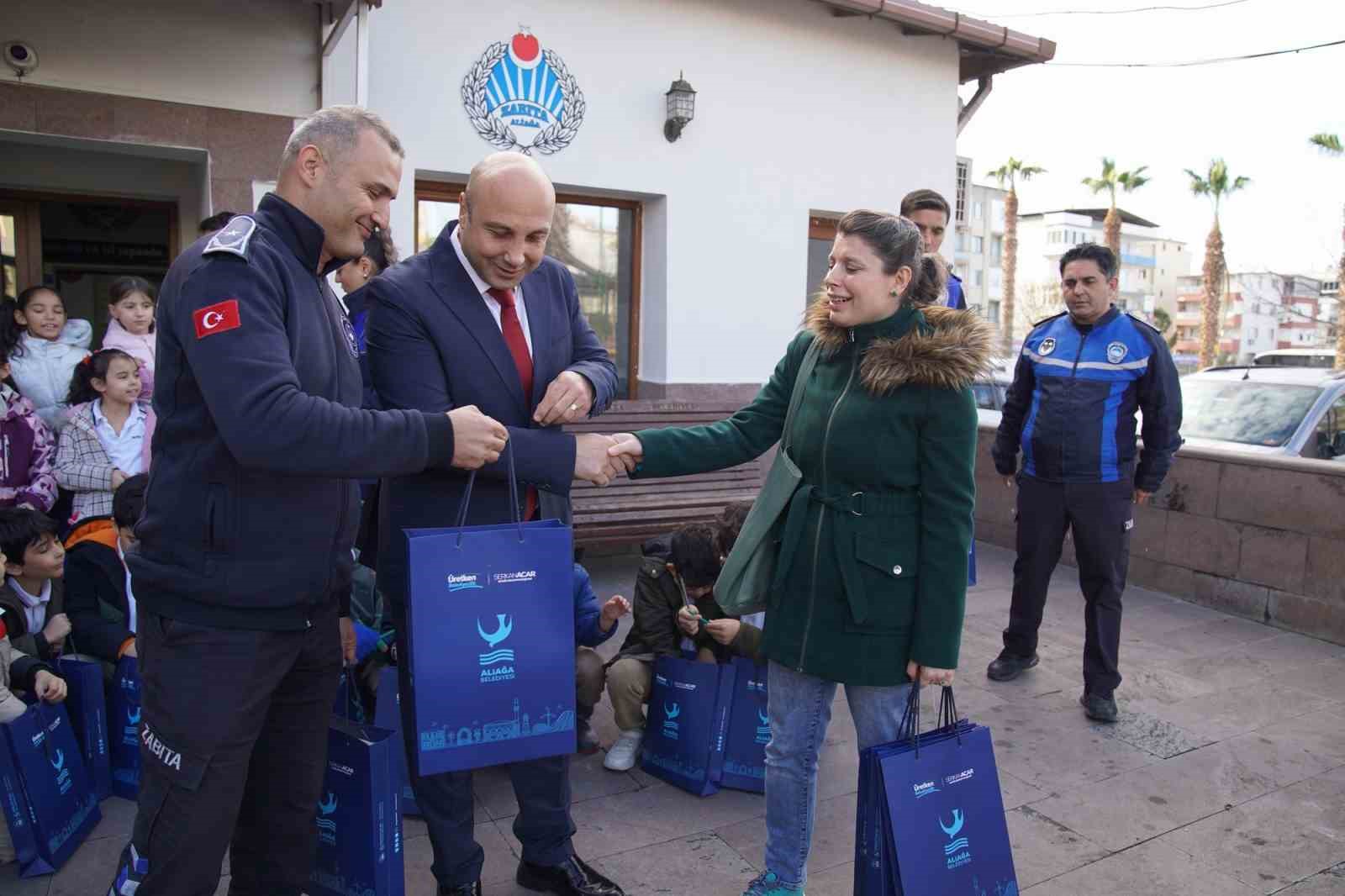 Aliağa Belediyesi Zabıta Müdürlüğü minik misafirlerini ağırladı
Aliağa Belediyesi Zabıta Müdürlüğü minik misafirlerini ağırladı